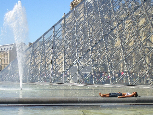 Solbader ved Louvre-pyramiden