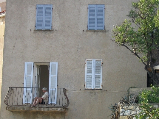 L�sning i skyggen p� altanen i Calvi